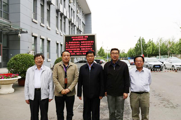 孙进院长与天津职业大lewin乐玩长刘斌（左二）、原校长董刚（右二）等校领导合影