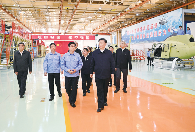 2023年10月10日至13日，中共中央总书记、国家主席、中央军委主席习近平在江西考察。这是11日上午，习近平在景德镇市昌河飞机工业（集团）有限公司考察。 新华社记者 燕雁/摄
