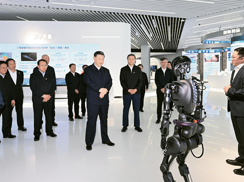 2023年11月28日至12月2日，中共中央总书记、国家主席、中央军委主席习近平在上海考察。这是11月28日下午，习近平在浦东新区张江科学城参观上海科技创新成果展。 新华社记者 谢环驰/摄