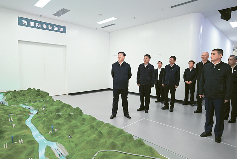 2023年12月14日至15日，中共中央总书记、国家主席、中央军委主席习近平在广西考察。这是14日上午，习近平在南宁市考察中国—东盟信息港股份有限公司，结合平陆运河沙盘听取西部陆海新通道骨干工程建设汇报。 新华社记者 谢环驰/摄